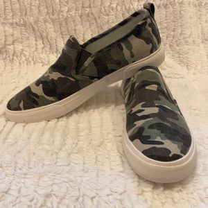 Tommy Bahama Camo canvas shoes. Size 10